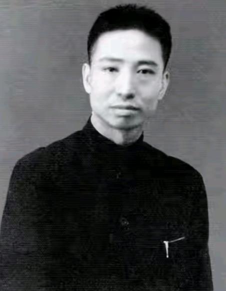 1946年，周恩来走在上海街头，一个小孩热情地跑了过来跟他打招呼：“周伯伯。”谁