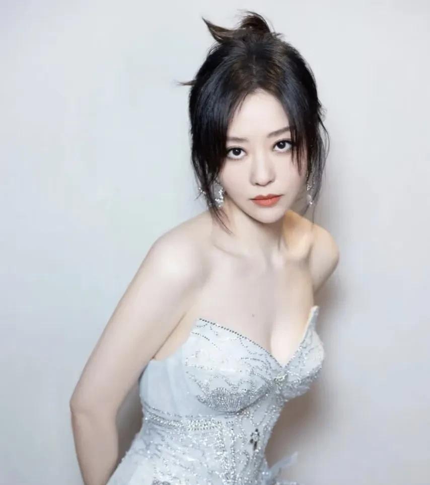 有个成语叫见钱眼开，形容人爱财，抛开引申义，就说字面意思，那也是见到了钱眼界才能