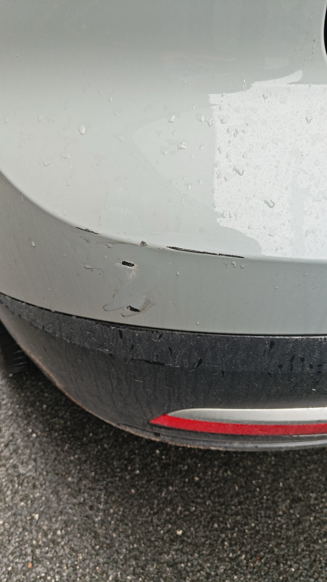 这个保险杠油漆被碰了雷达没有没有损坏，只是油漆碰伤了，咨询了服务群，如果硬件没