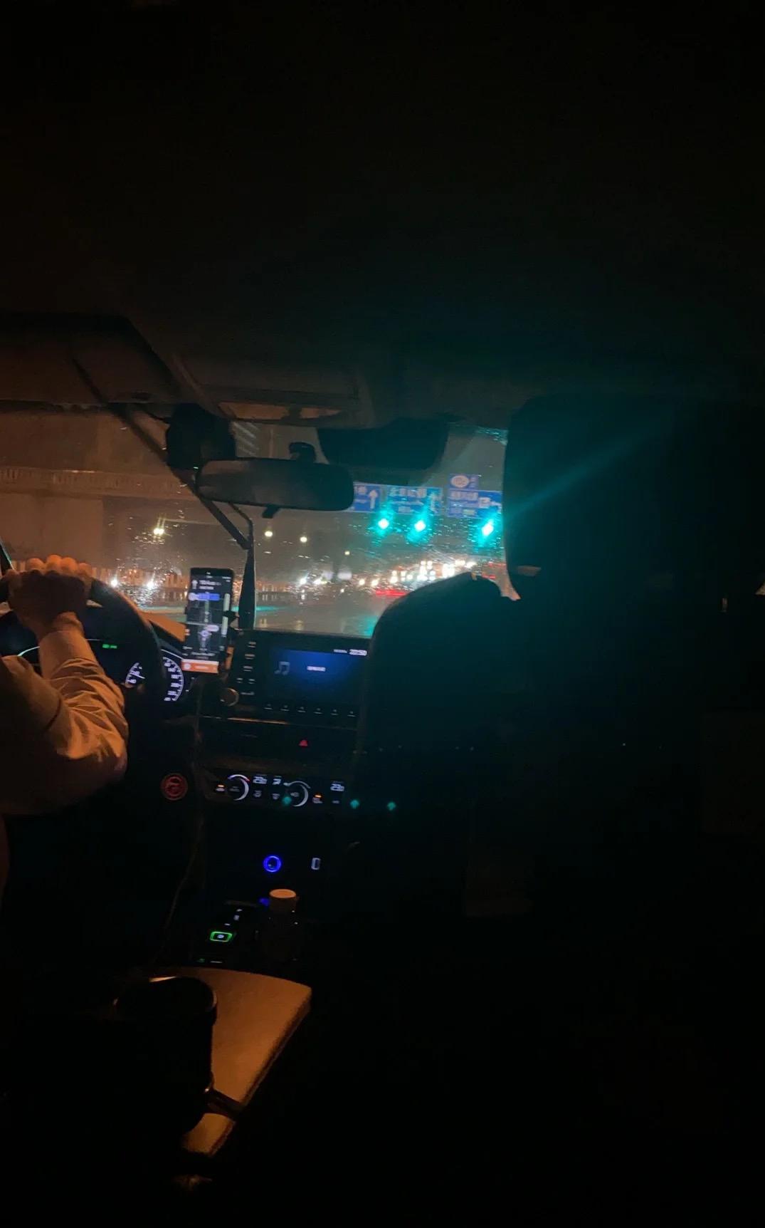 昨晚下夜班,在小区门口看见个网约车师傅,车停在那儿,人蹲路边捂着脸,手机屏幕亮着
