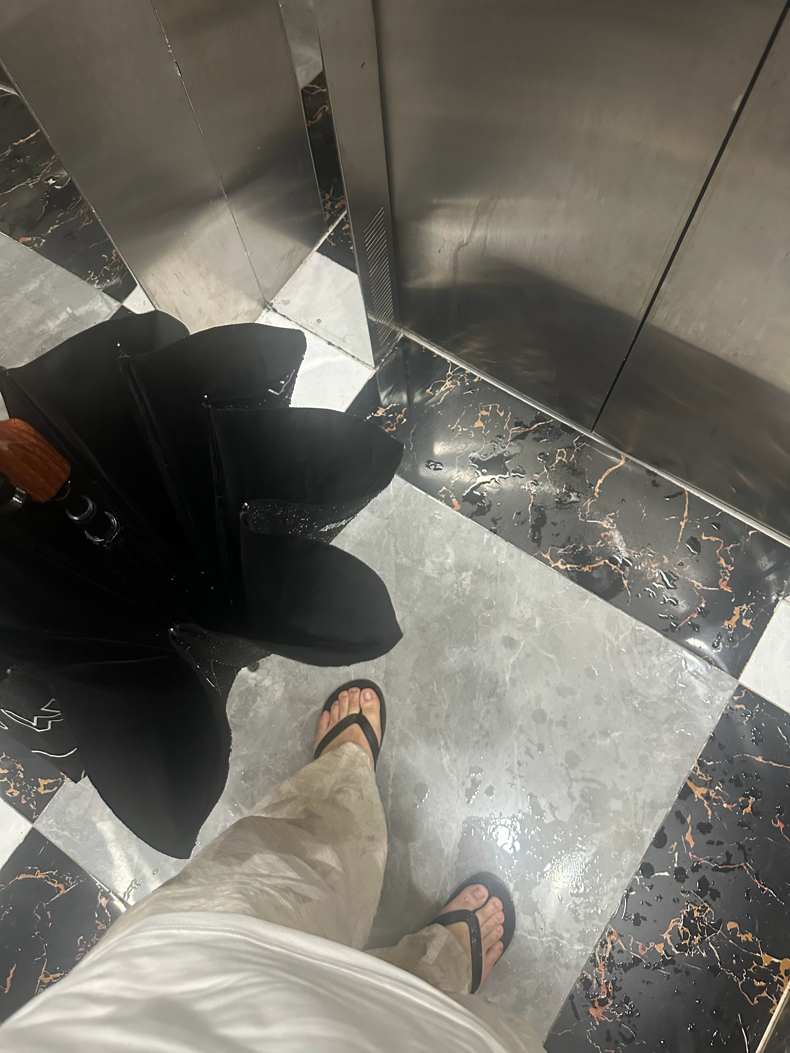 好在穿人字拖来公司了，不然鞋子都要湿透，裤子已经湿一半了。深圳