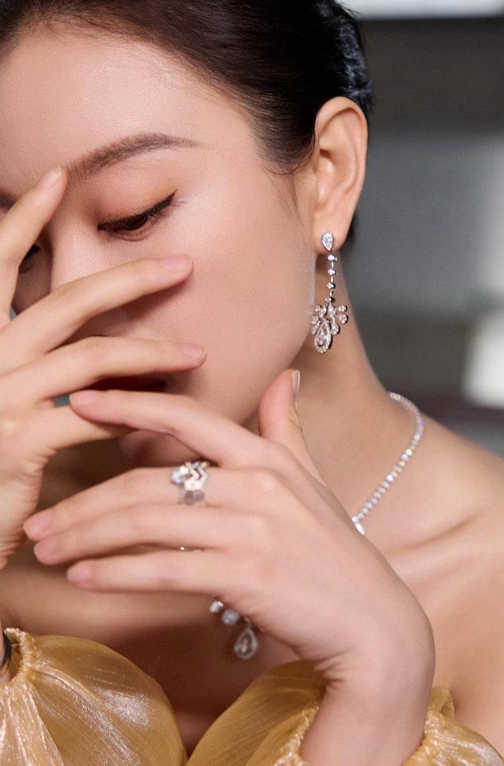 倪妮凯迪拉克品牌代言人倪妮的鎏金长裙，像流动的光。她站在那里，品牌的高级感就有