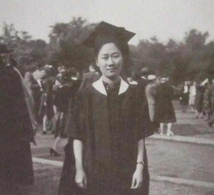 1932年，钱钟书追求燕大校花赵萝蕤，赵萝蕤根本没看上，而是喜欢当时一文不名的穷