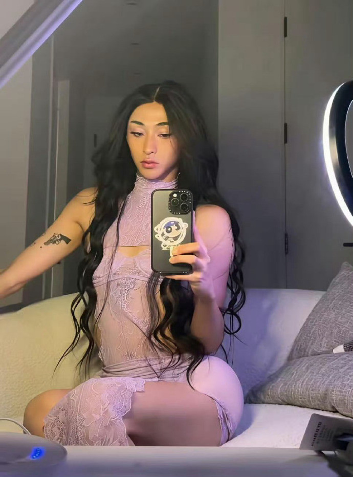 伊能静儿子恩利这样穿估计是受欧美文化影响较大，好在他的父母还是挺支持的