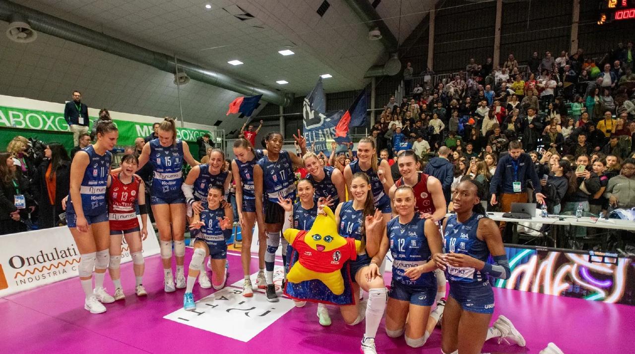 意甲女排米兰3-2苦胜瓦莱福里亚诺瓦拉3-2险胜<em>贝尔加莫</em>意甲女排第24轮，米