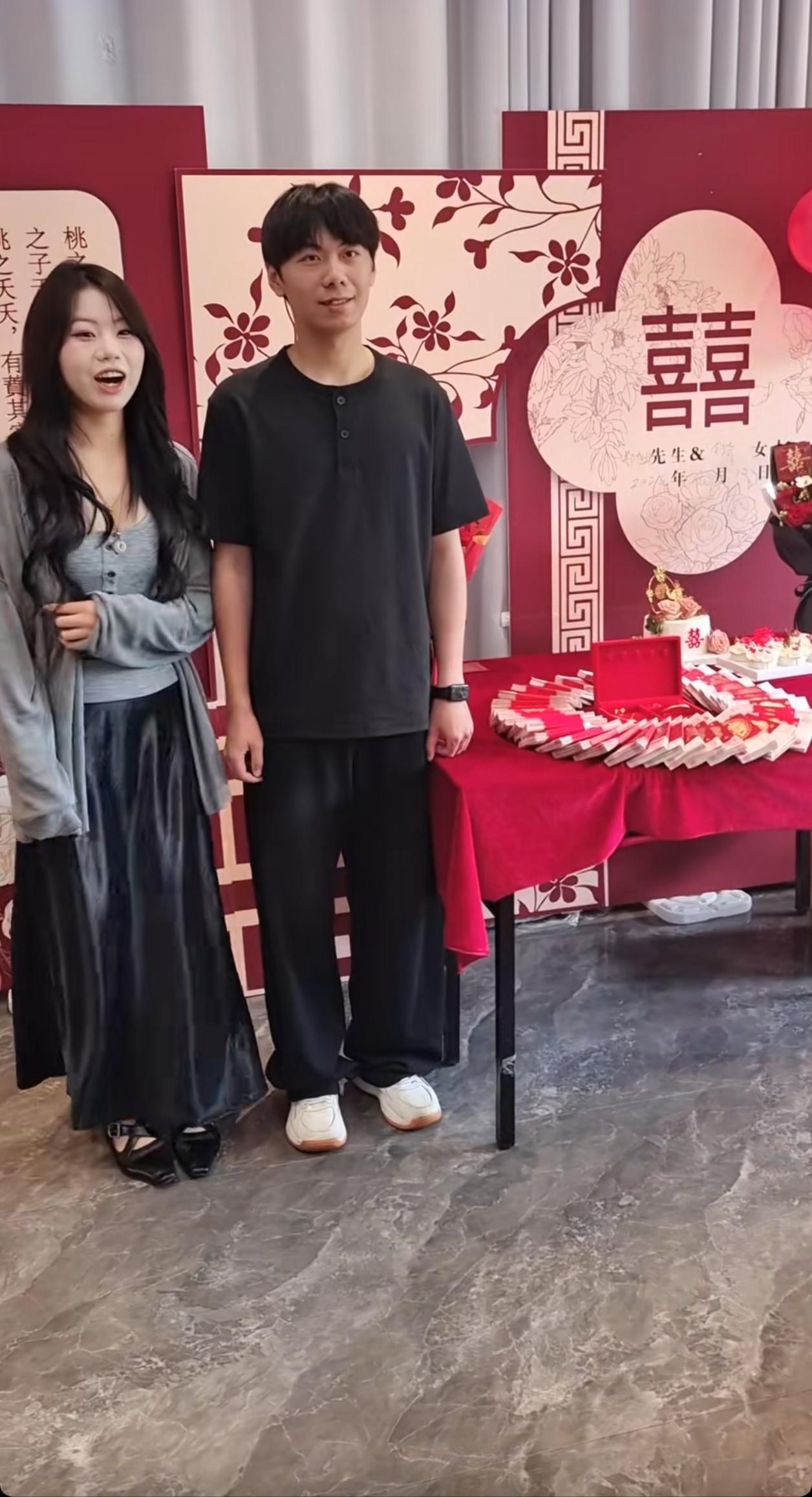 粗粗数了一下桌上的彩礼，至少28万。