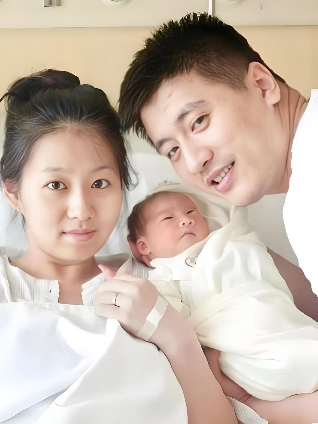 🌙如今，最难受的莫过于李丽婧以及女儿张姩菡了。李丽婧，1991出生，今年3