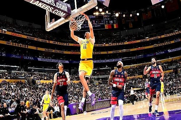 都说杰克逊·海斯天赋不如艾顿，这偏见太深了。老鹰队用8号签选他，顺位压过八村