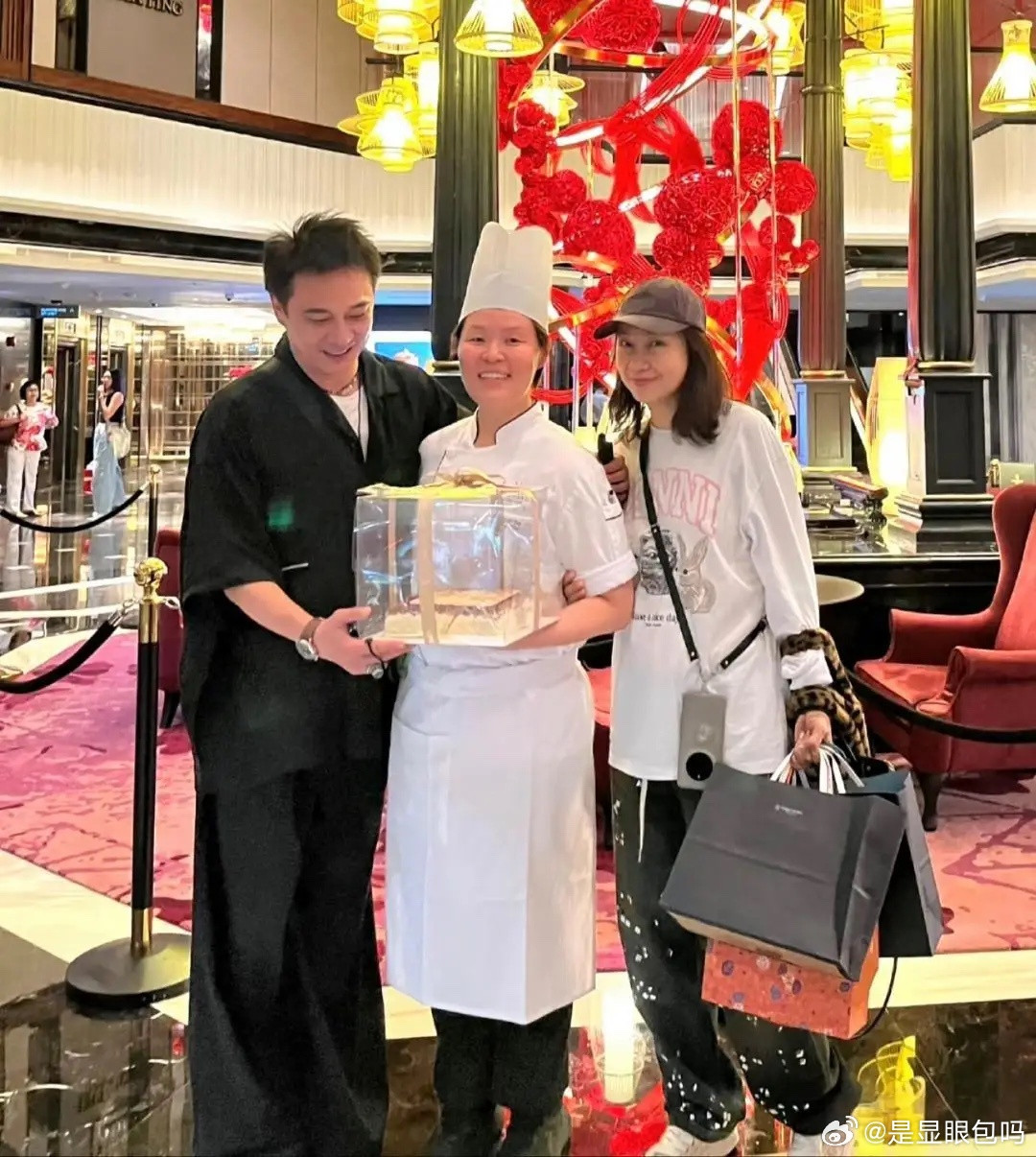 吴镇宇和老婆儿子现身新加坡一家餐馆吃饭，他的老婆王丽萍罕见露面。她看起来好年轻，