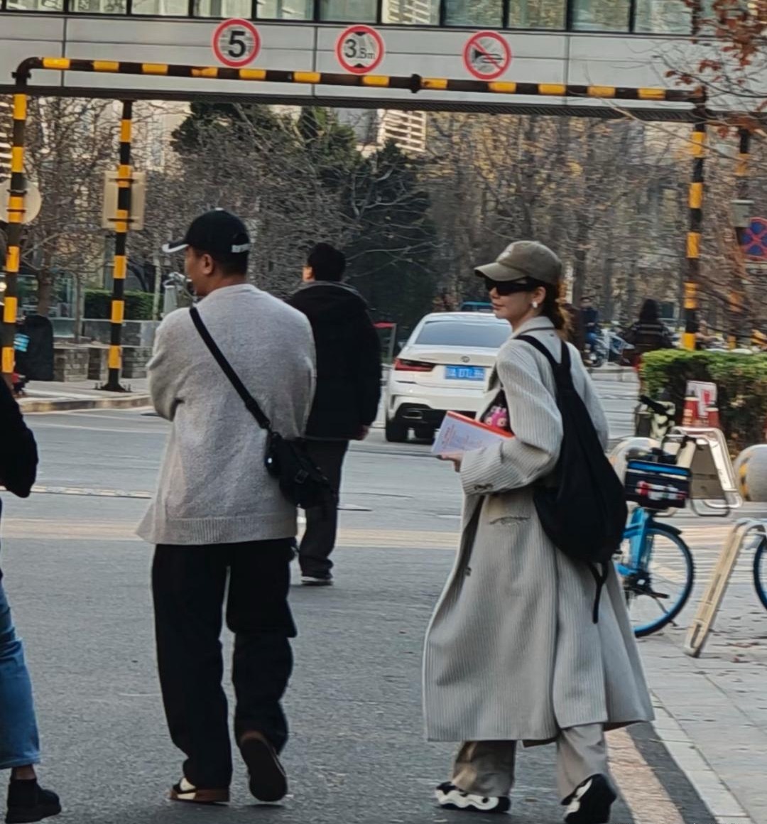 41岁戚薇在北京大学参加在读研究生考试，她穿着灰色大衣，身材看起来好瘦，外表挺年