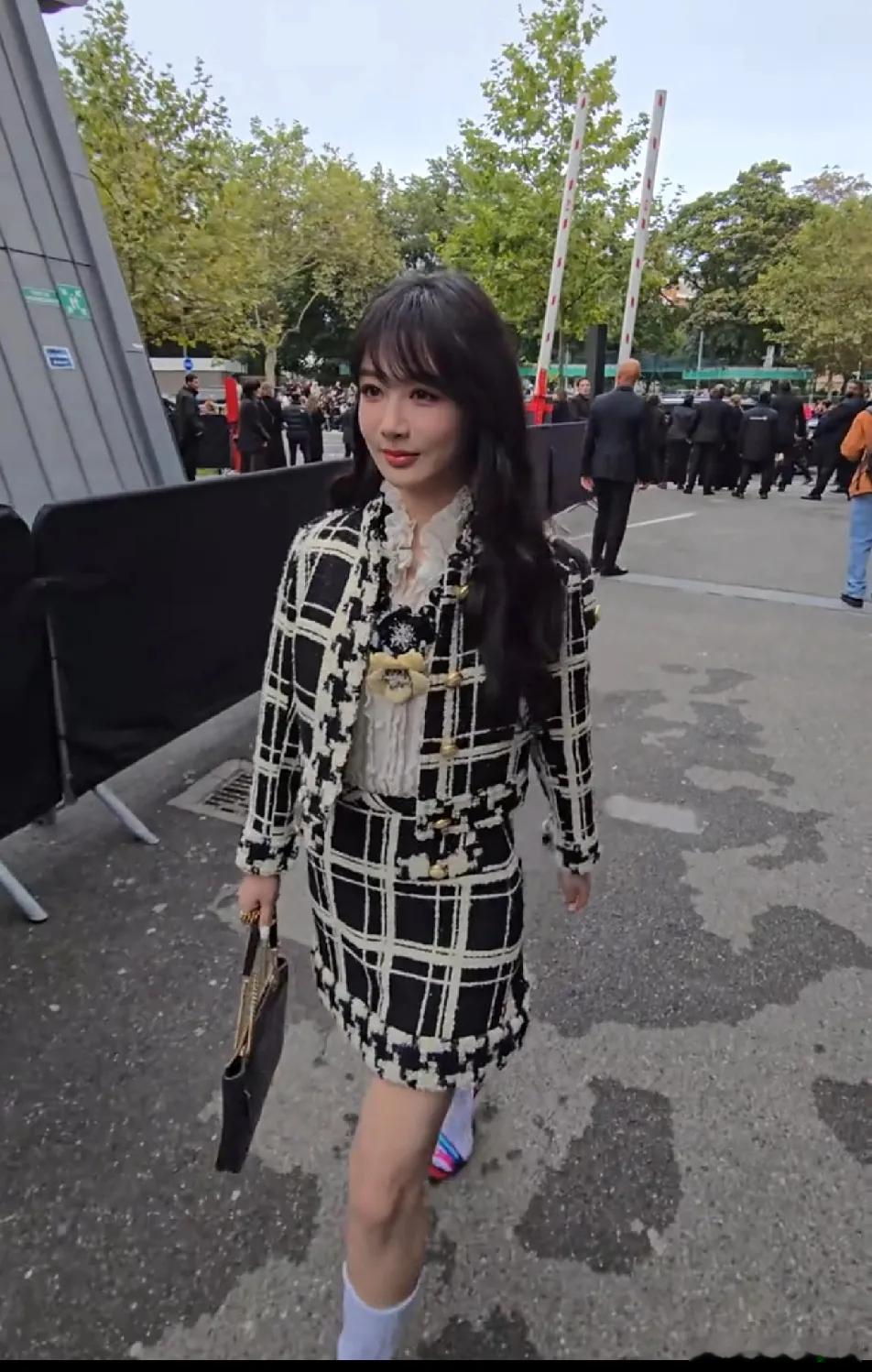 从杨紫脸上一点看不出她忍了那么大的痛。本来就看不懂一身黑色套装为何穿一白色袜子配