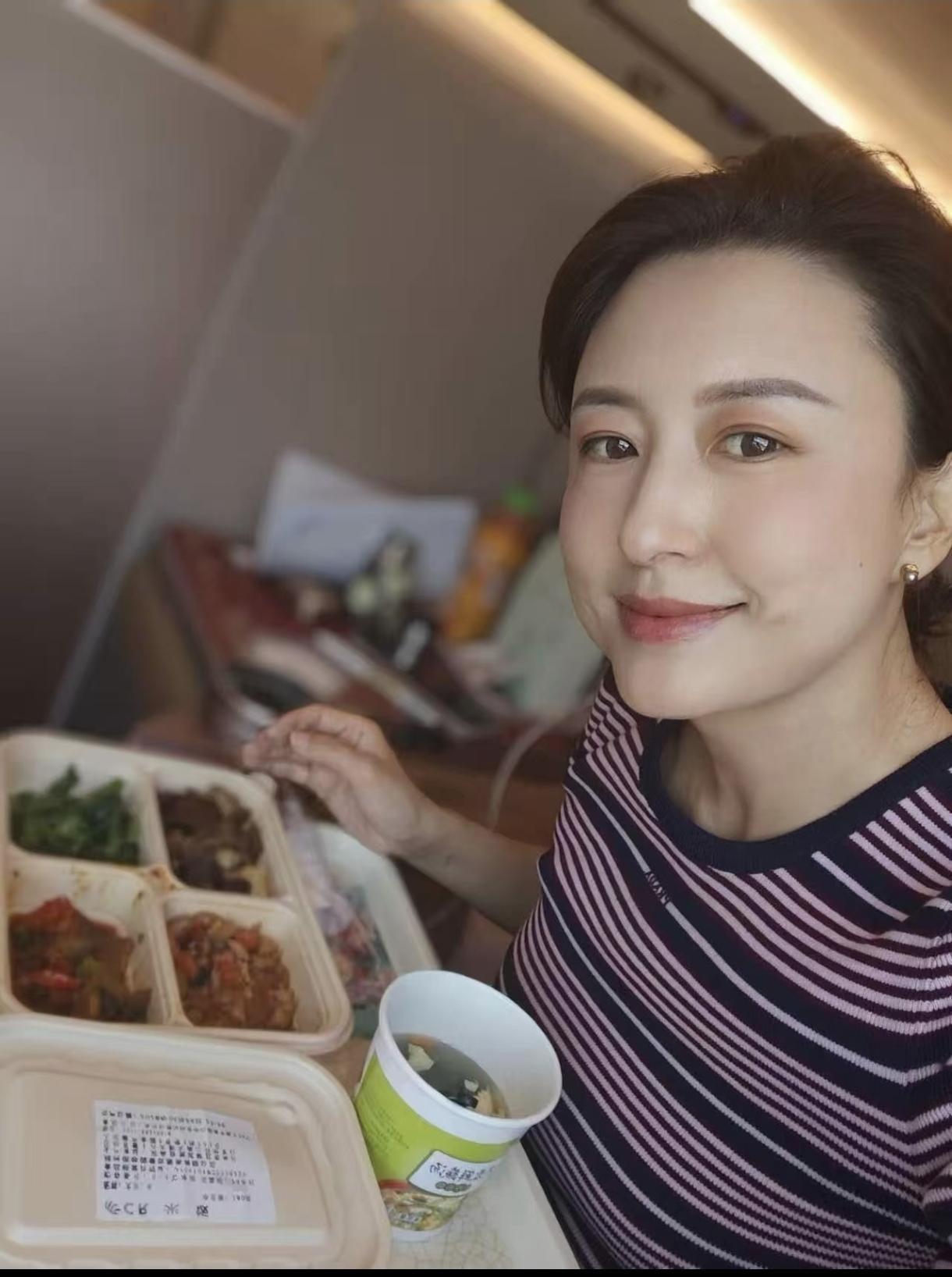 对于这白白嫩嫩的女孩没有抵抗力，张蕾皮肤真好，气血充足，亲，你的眼线笔、口红很精