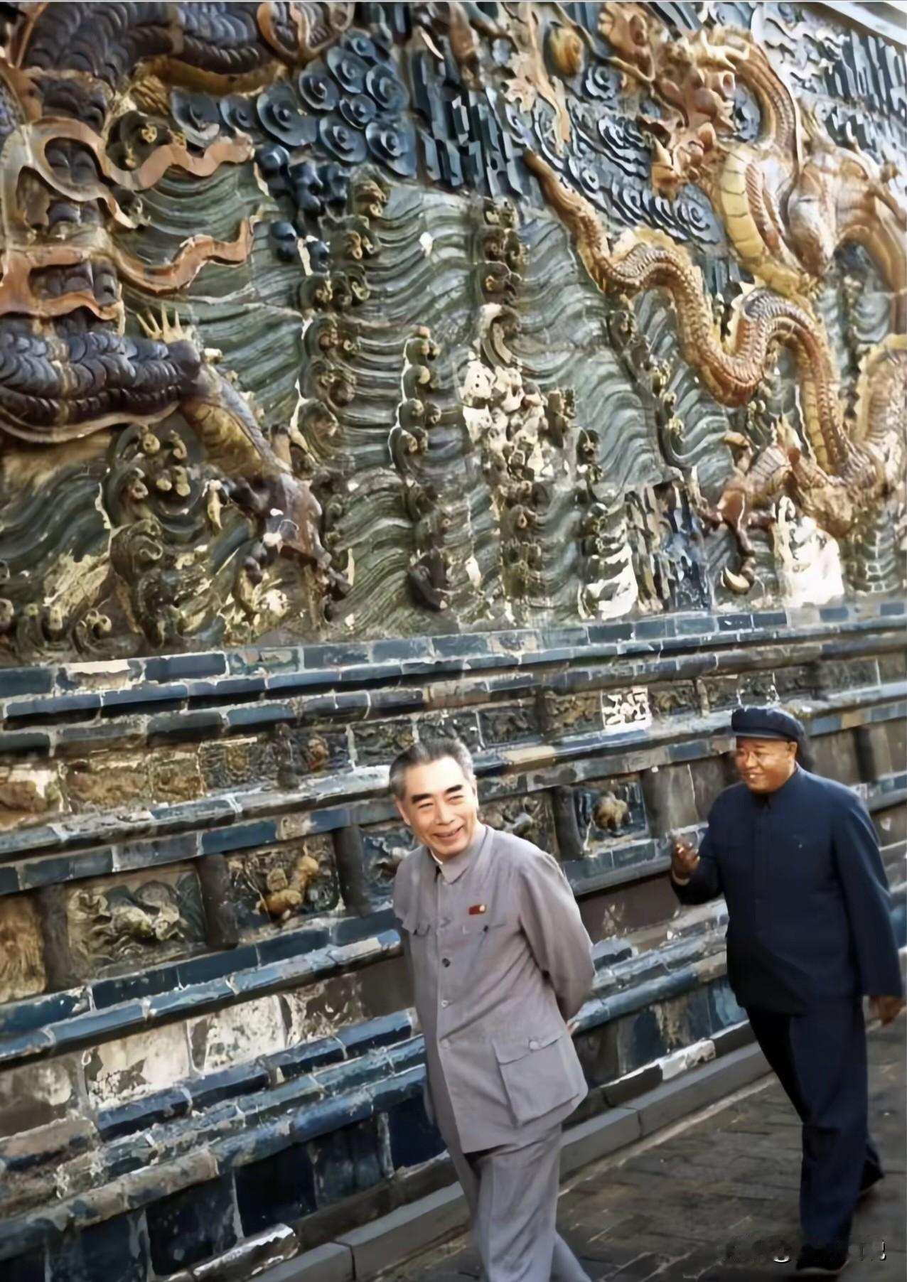 1973年，已经身患癌症的周总理不顾身体状况，依旧陪同前来访华的法国总统蓬皮杜来