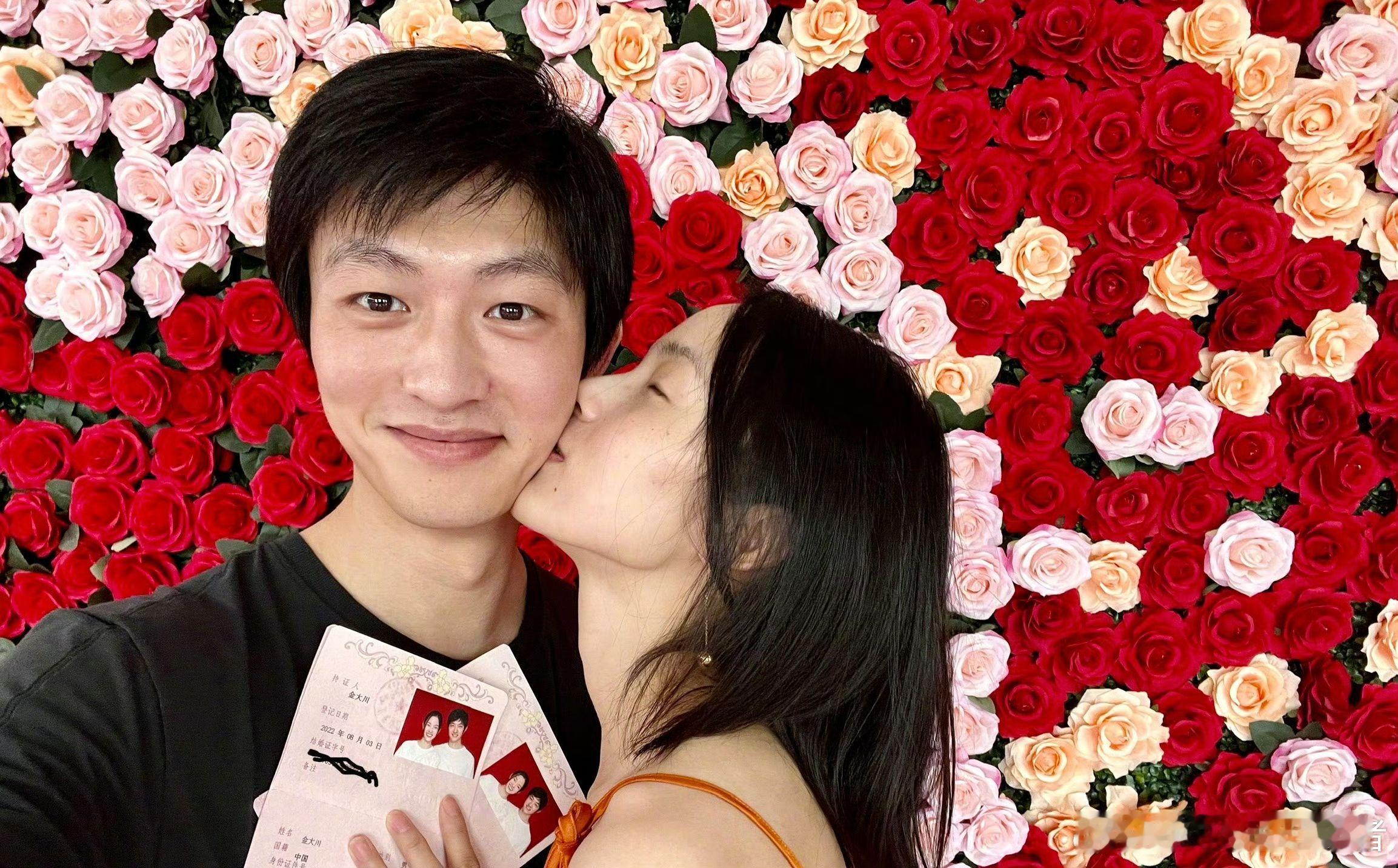 雎晓雯晒520礼物雎晓雯爱心自拍520这天终于看到雎晓雯不一样的日常状态，一组随