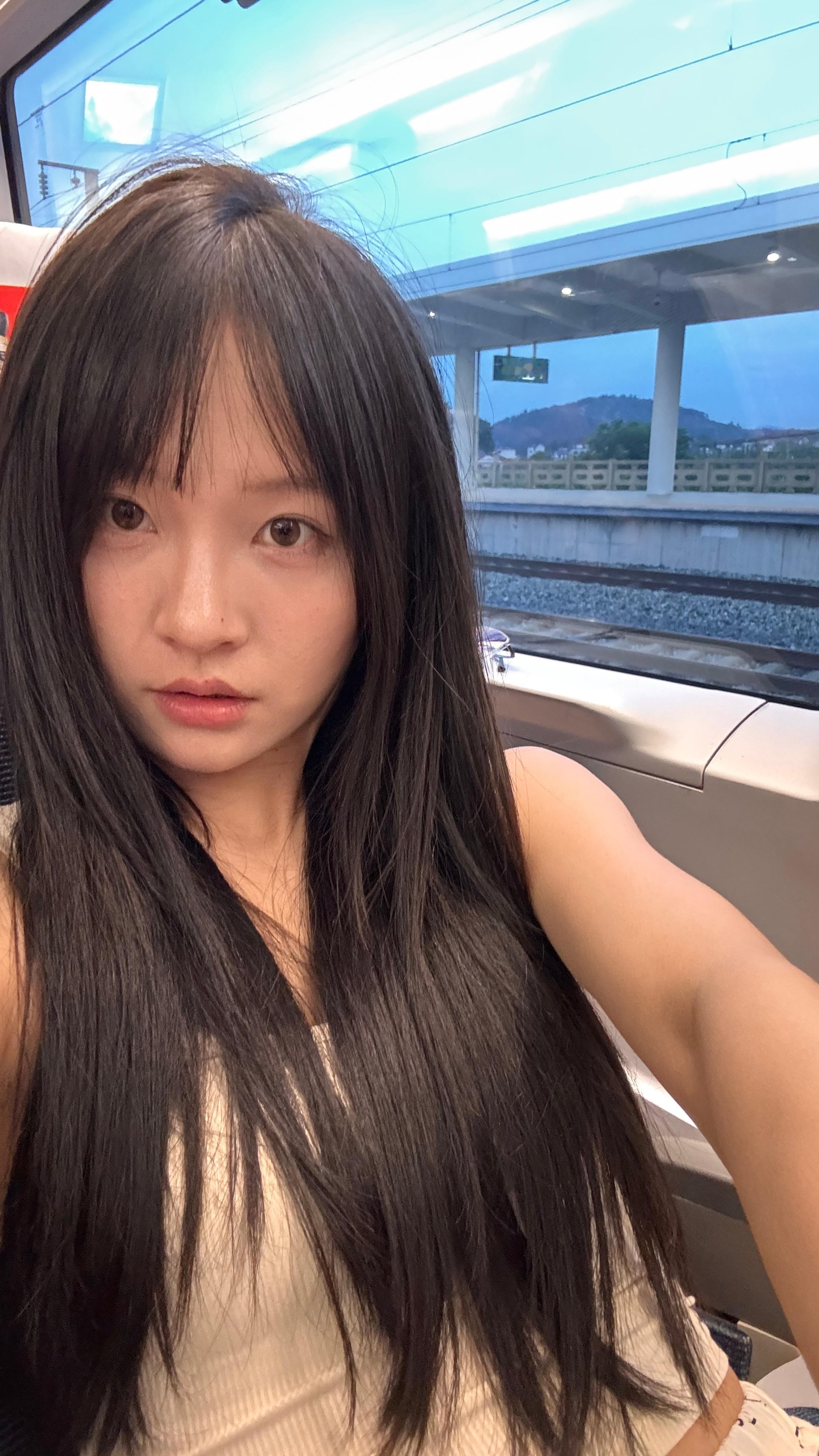 小聪明在上了高铁之后就把超级卡裆的短裤给换了，穿着睡裤的感觉真的敲幸福～非常苏轼