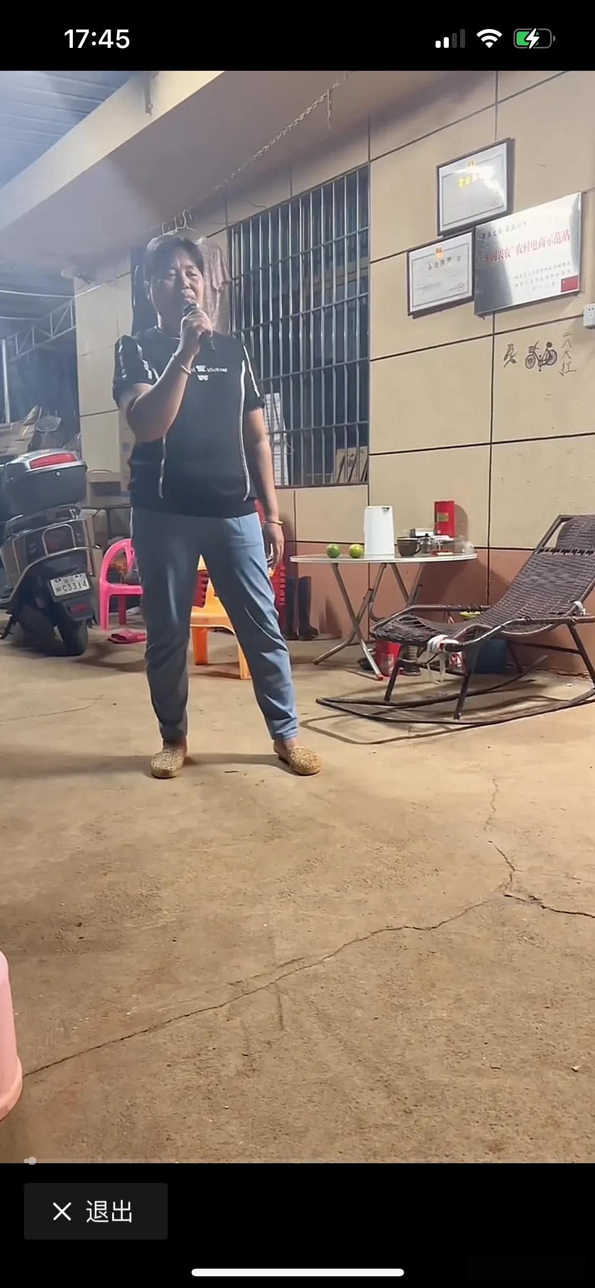 全红婵妈妈“没心没肺”的说，女儿你读你的大学，他爸你发你们的月饼，我可是广场舞唱