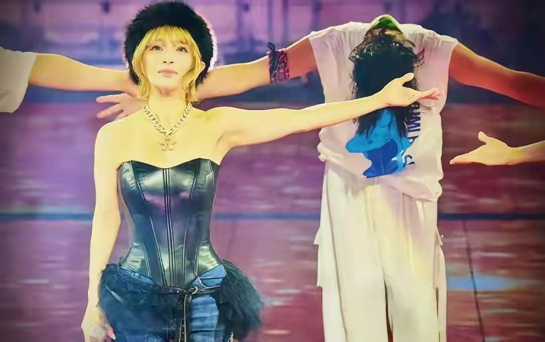 既然滨崎步“一个人的演唱会”是假的，滨崎步团队的摄像师赖宗隆承认了是他偷拍又造谣