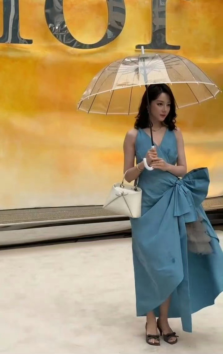 迪丽热巴邓为迪奥生图此女完全是美神降临