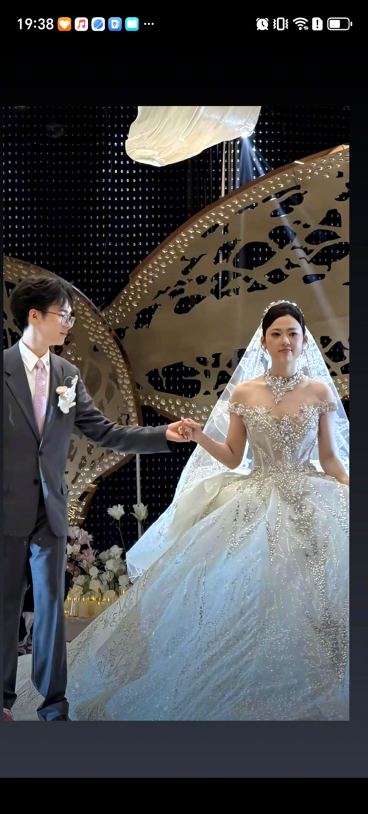 光婚车车队就价值上亿，头车柯尼塞格AgeraR打头，后面跟着库里南，再往后清一色红色法拉利，296G