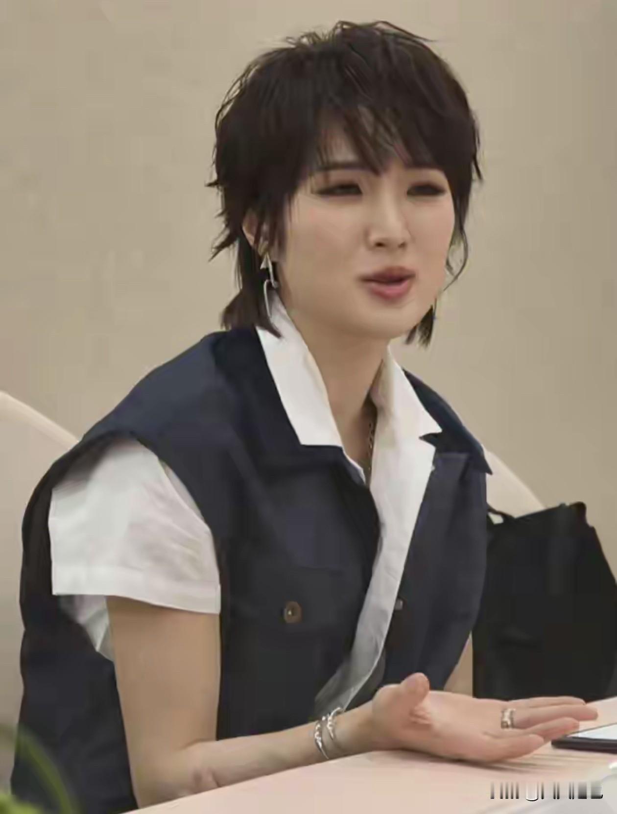 不愧是华为二公主，未免也太接地气了吧~之前勇闯娱乐圈网友喊她回华为上班，