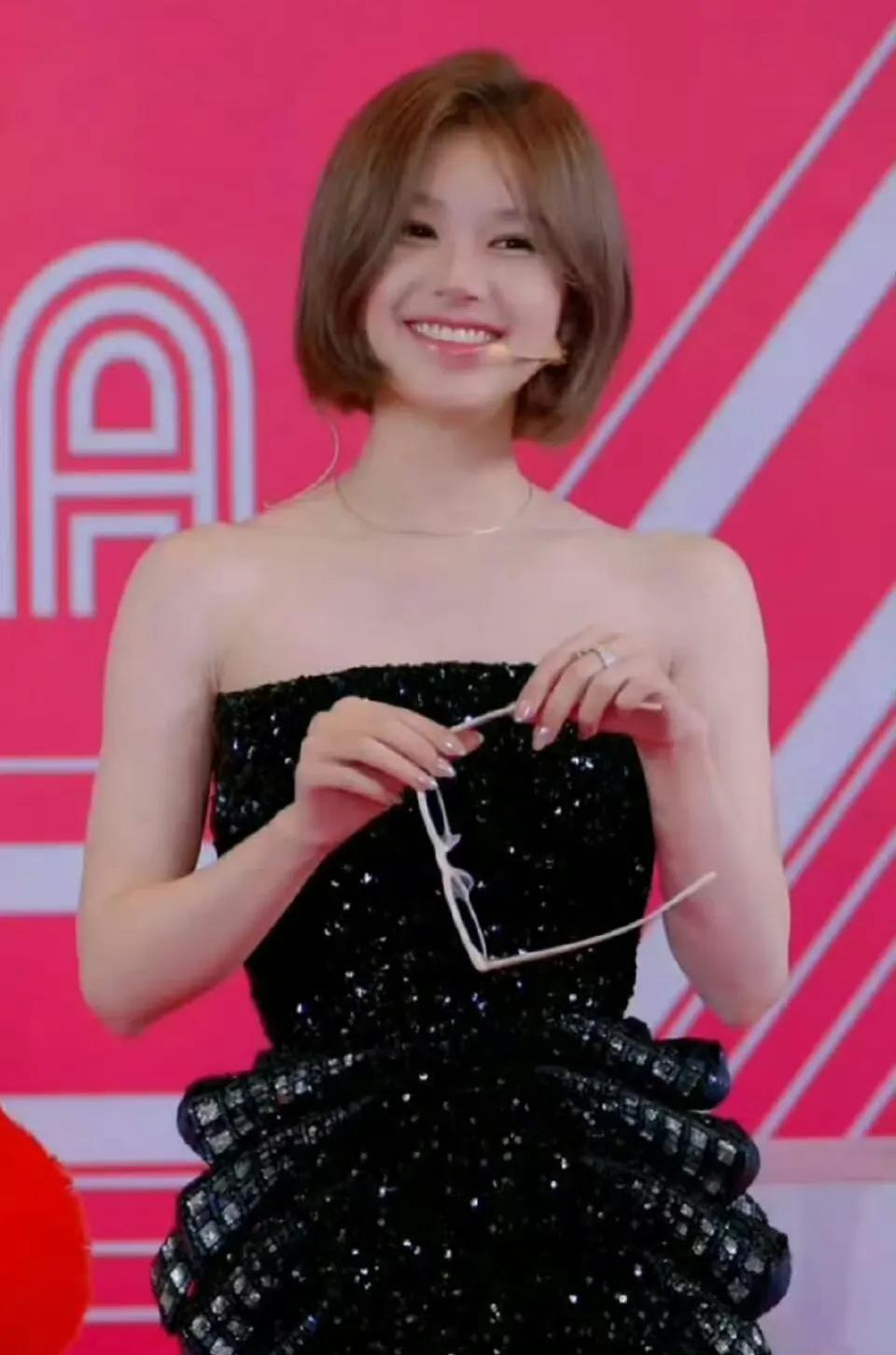 赵露思怎么又化这种妆[捂脸哭]前段时间赵露思音乐节的妆容就很元气，很适合她，现在这