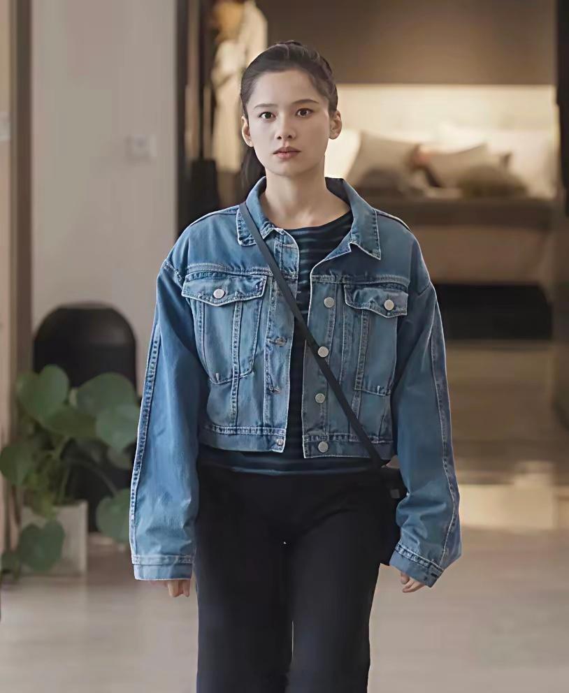 张婧仪为什么没能成为流量花，很大原因是她线下没那么好看，不是花粉爱的颜，花粉喜欢