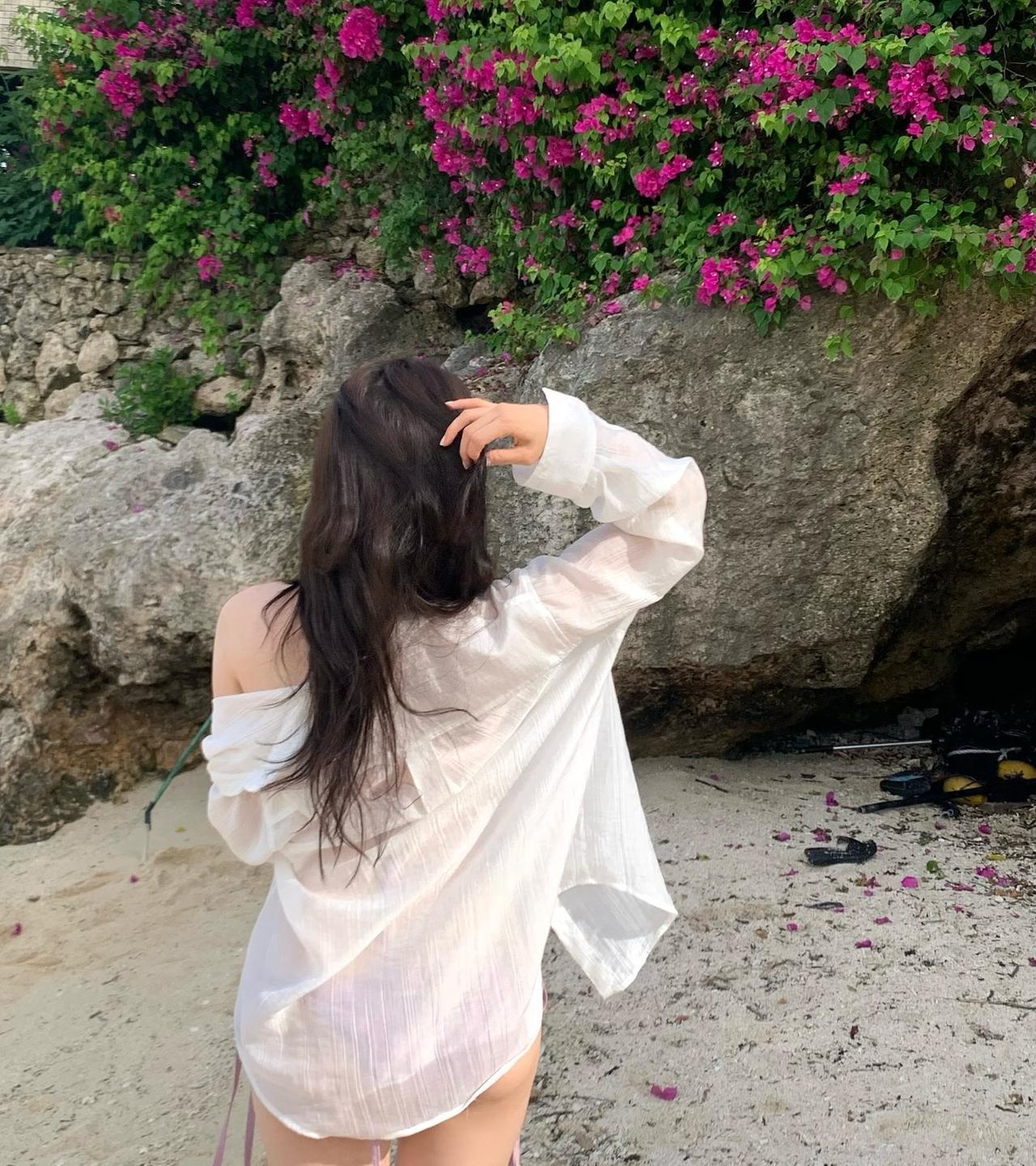 海边漫步，轻抚长发，感受微风拂面。