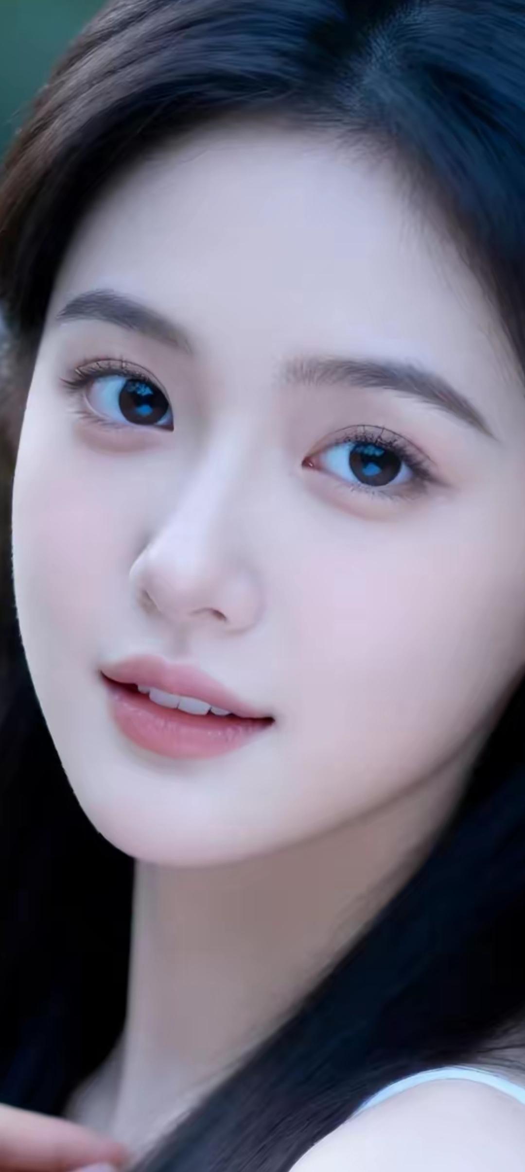 温柔甜美的少女，清澈的眼眸，散发着淡淡的魅力。