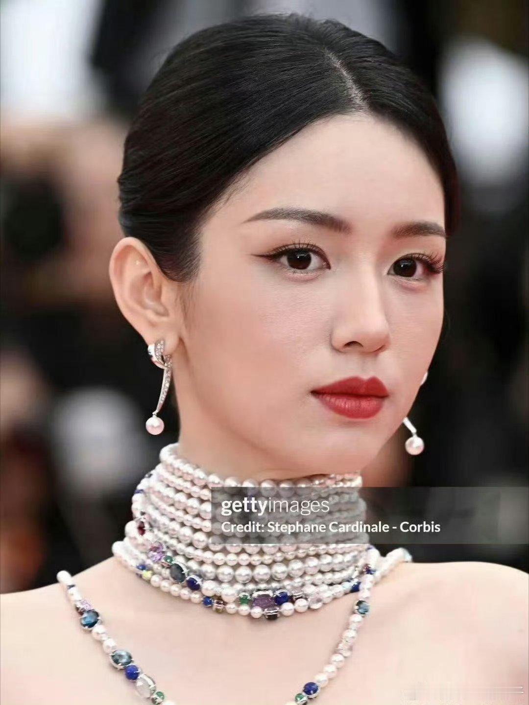 周也怎么能美成这样，这可是生图啊怪不得都说她的眉眼是最精致的，这小脸是真上镜​
