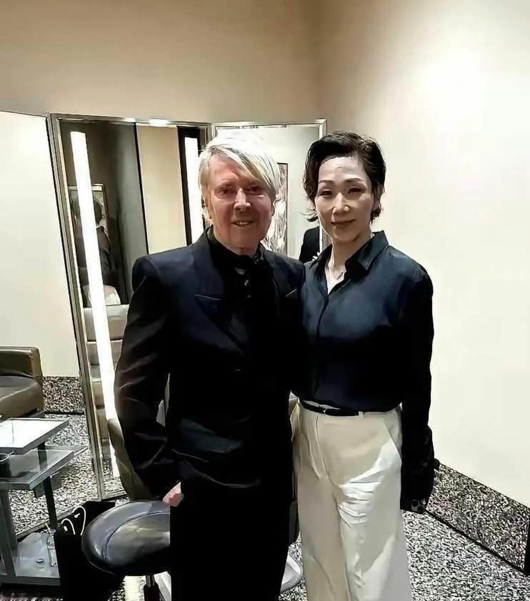 天呐，这竟然是林忆莲，一点都认不出来了，再看如今的林忆莲，样貌变化不小，一时间竟有些认不出。