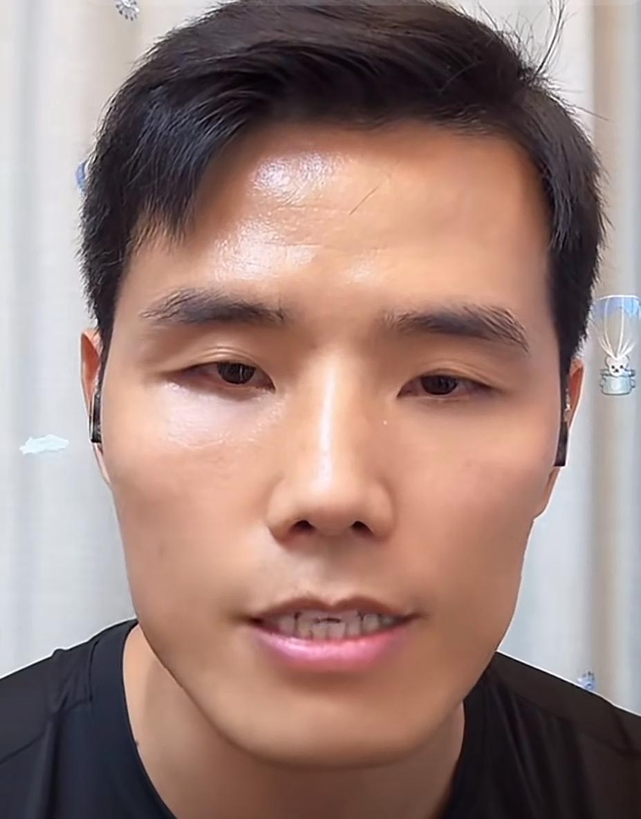 佩雷拉刚把中国队长KO了，三冠在手，击倒纪录炸裂。方便在拳击台打80公斤，体重