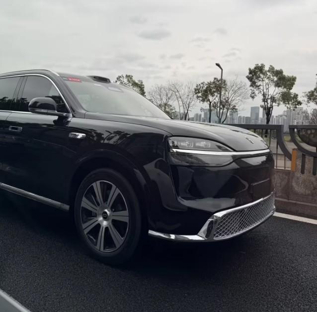 日前，又有网友拍到2026款问界M9的无伪装实车了。这次看得更清楚，前脸加了贯