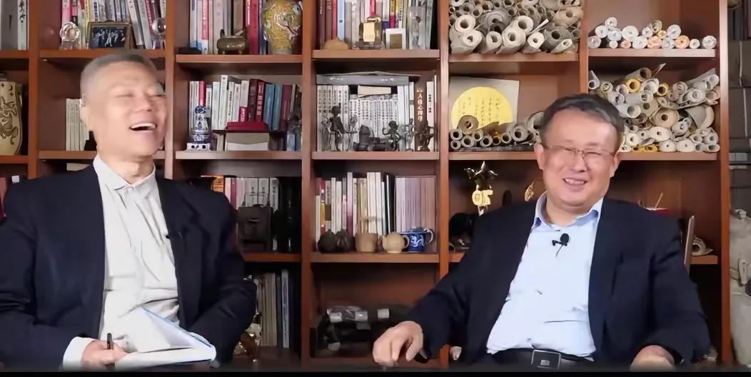 金刻羽再混蛋，也比项立刚见识高，用屁股都能想明白。项立刚看热点来了，立即抱住一