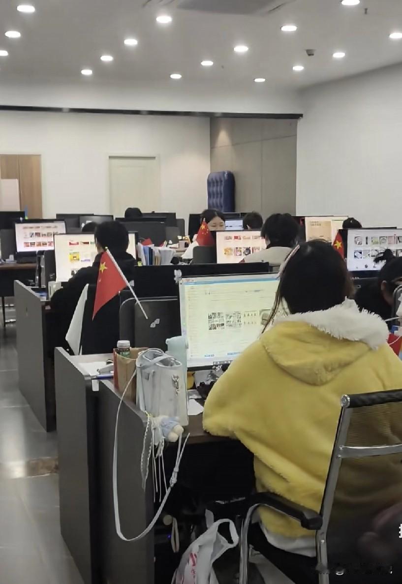 我发现很多打工人被网上一些所谓的“职场精英，高端人士”给带偏了：他们整天在那里跟