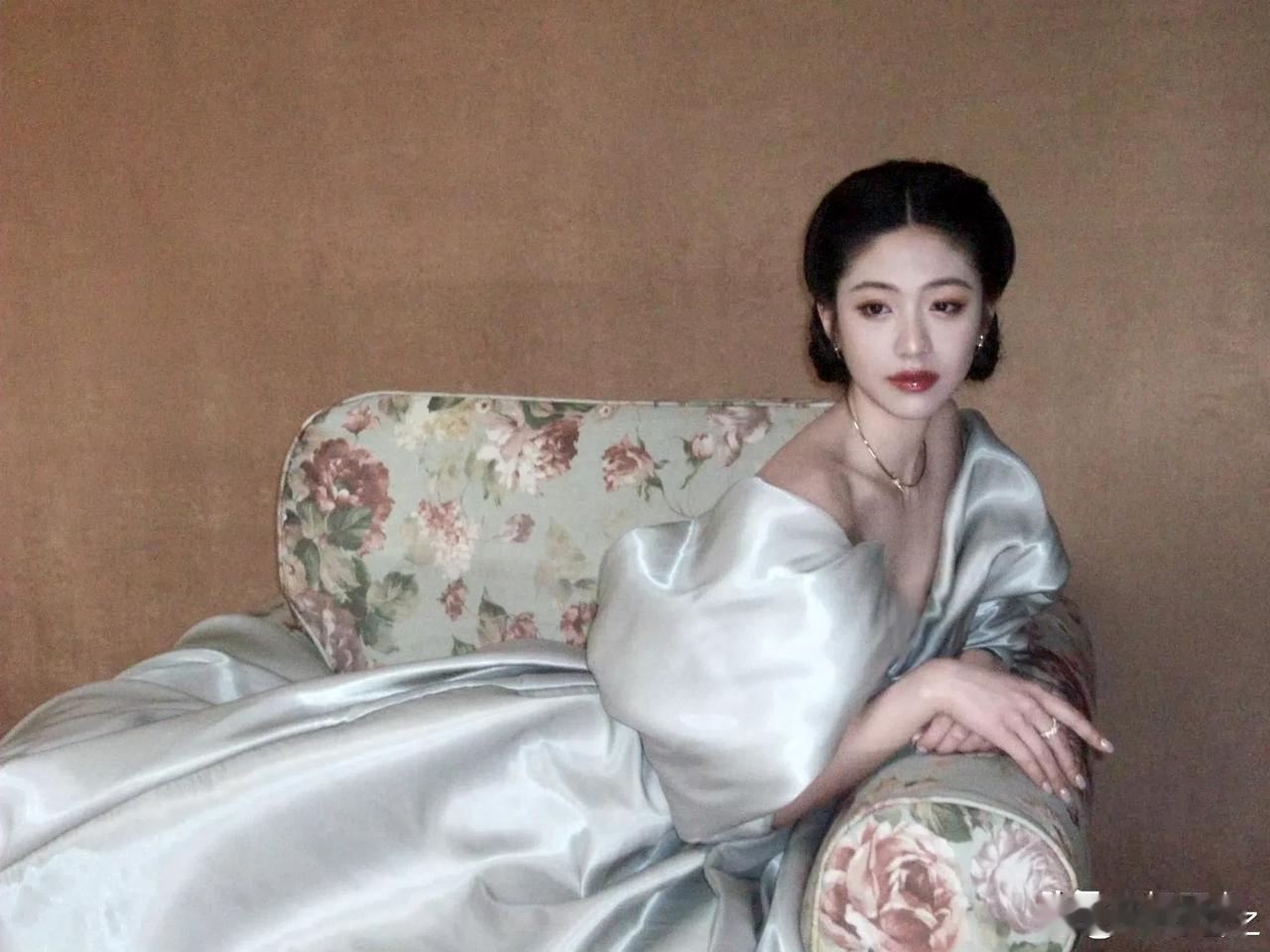 向涵之吞云吐雾这动作，烟龄应该不短！事实也又一次证明，向涵之是一名好演员，她的