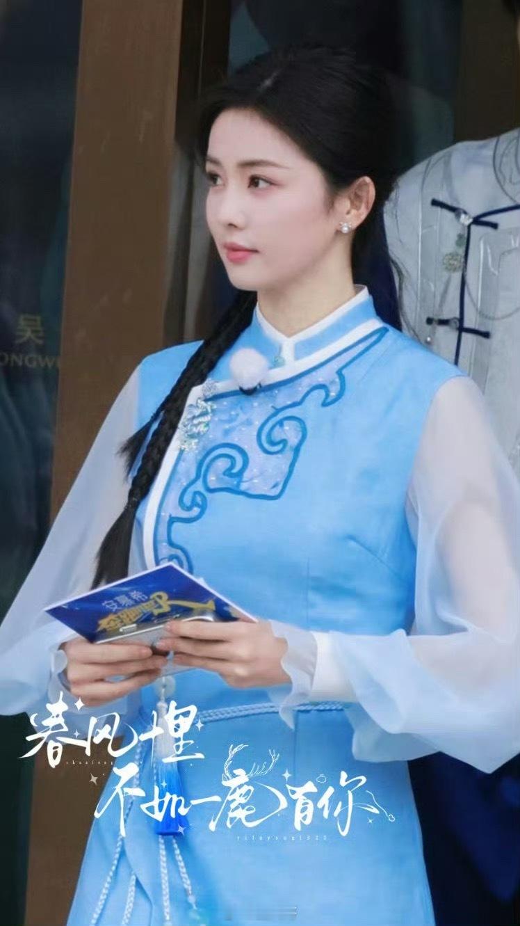 白鹿跑男新中式造型白鹿终于回归《跑男》了啊，而且回到快乐老家的白鹿，居然换上了新