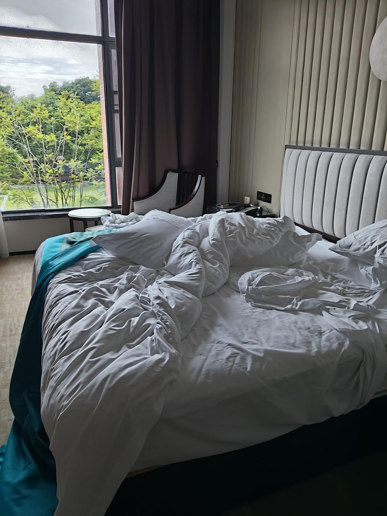 今天去打扫一间续住房时，又被客人吓了一跳。中午去一间续住房打扫时，走到那里看见