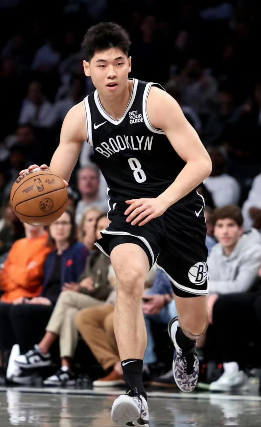 现在有个问题，崔永熙要回CBA吗？刚追了半年的NBA梦还继续追吗[？？？]​​​