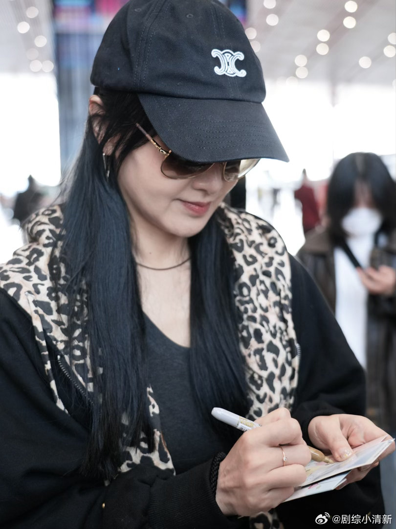 赵子琪以为机场粉丝是经纪人雇的赵子琪刚知道什么叫饭撒内娱耿直姐确实没谁了。赵子