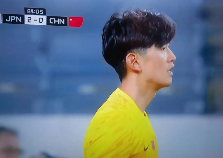 国足对阵日本的比赛，没想到的场面出现了！国足0：2落后日本男足，比赛已经到85