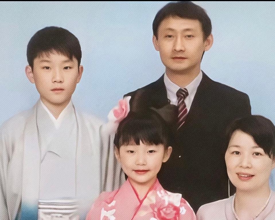 张本智和一家四口和松岛辉空一家六口各自的合照，看上去家庭氛围都挺不错的，两家人平