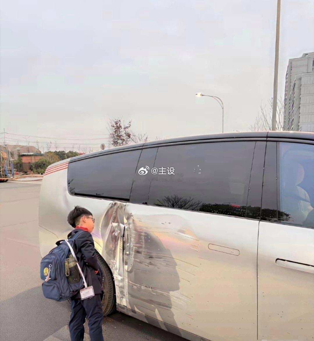 这是什么牌子的汽车？感觉要和熊孩子断绝关系了。