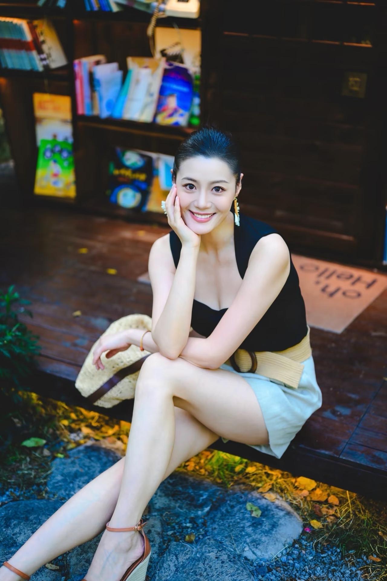 什么样的穿搭可以成为气质女神?黑色的背心搭配灰色的宽松短裤和坡跟凉鞋，非常清凉气
