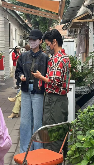 中午蔡少芬和张晋在北京798胶东刘妈妈饺子馆门口等着吃饺子。蔡少芬穿的皮衣牛仔裤