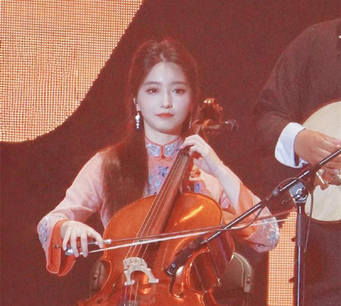 德云鼓曲社琴师助阵岳云鹏演唱会，郭德纲、王惠夫妇变着法让鼓曲演员露脸。鼓曲社都是