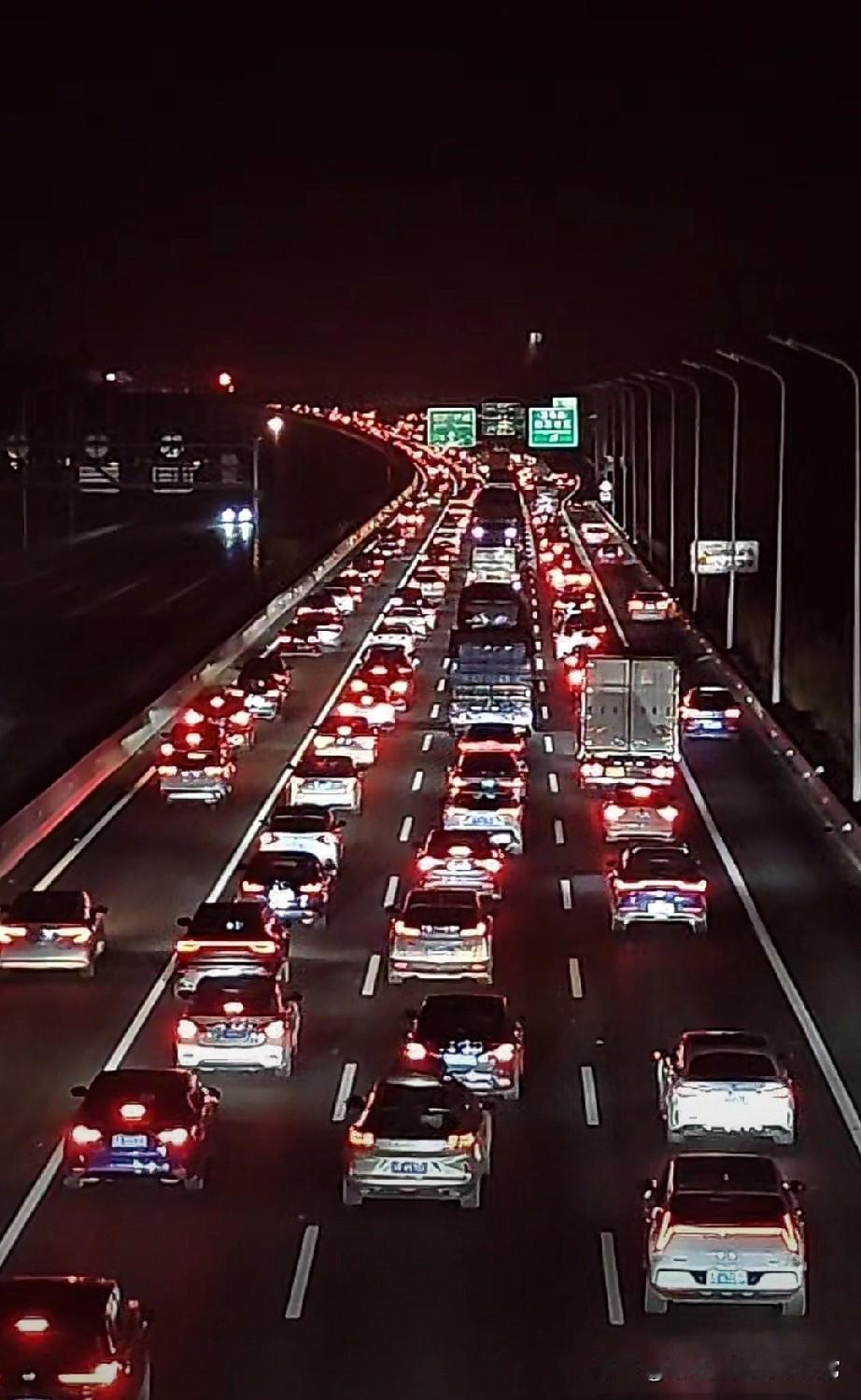 高速堵车的原因找到了，罪魁祸首竟是“服务区睡觉”凌晨的大广高速，一眼望不到