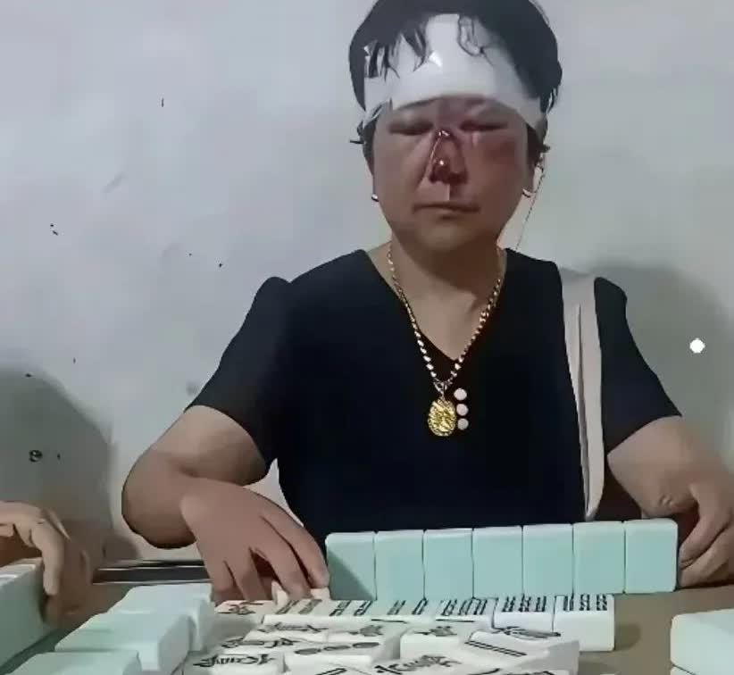 广西，一女子下班回家没看见丈夫，就去麻将馆找丈夫，进门就看见丈夫正在和一名受伤严