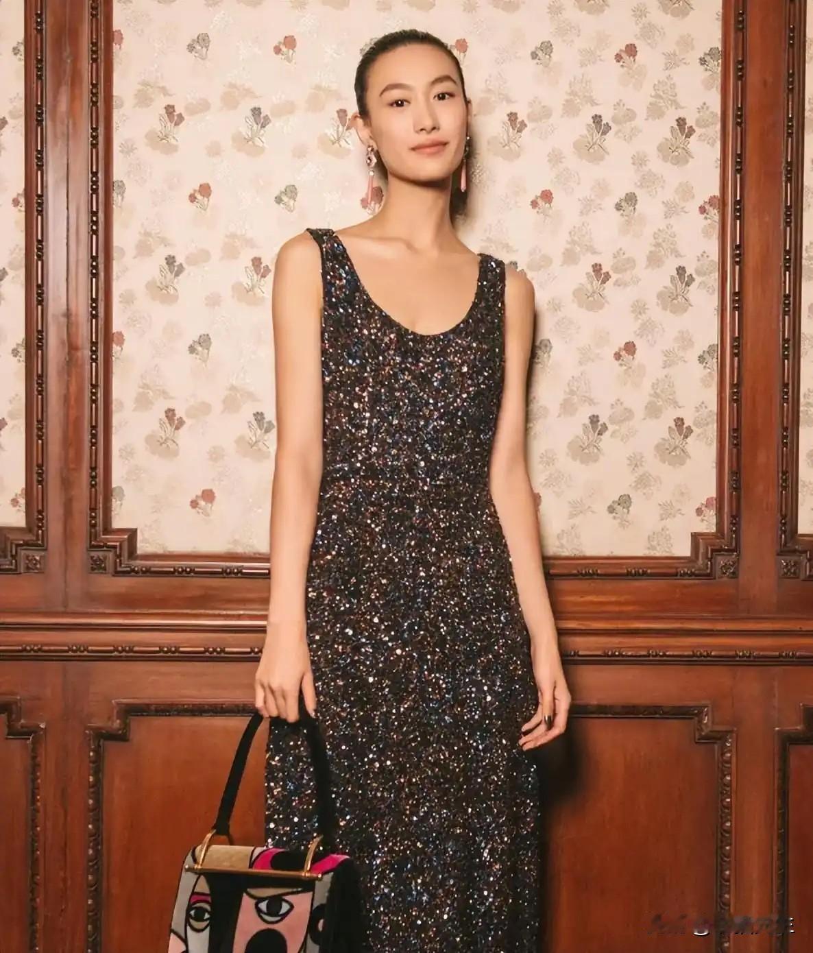 2016年，一组陈冠希和秦舒培在日本街头热吻的照片引爆网络。要知道，秦舒培彼时可