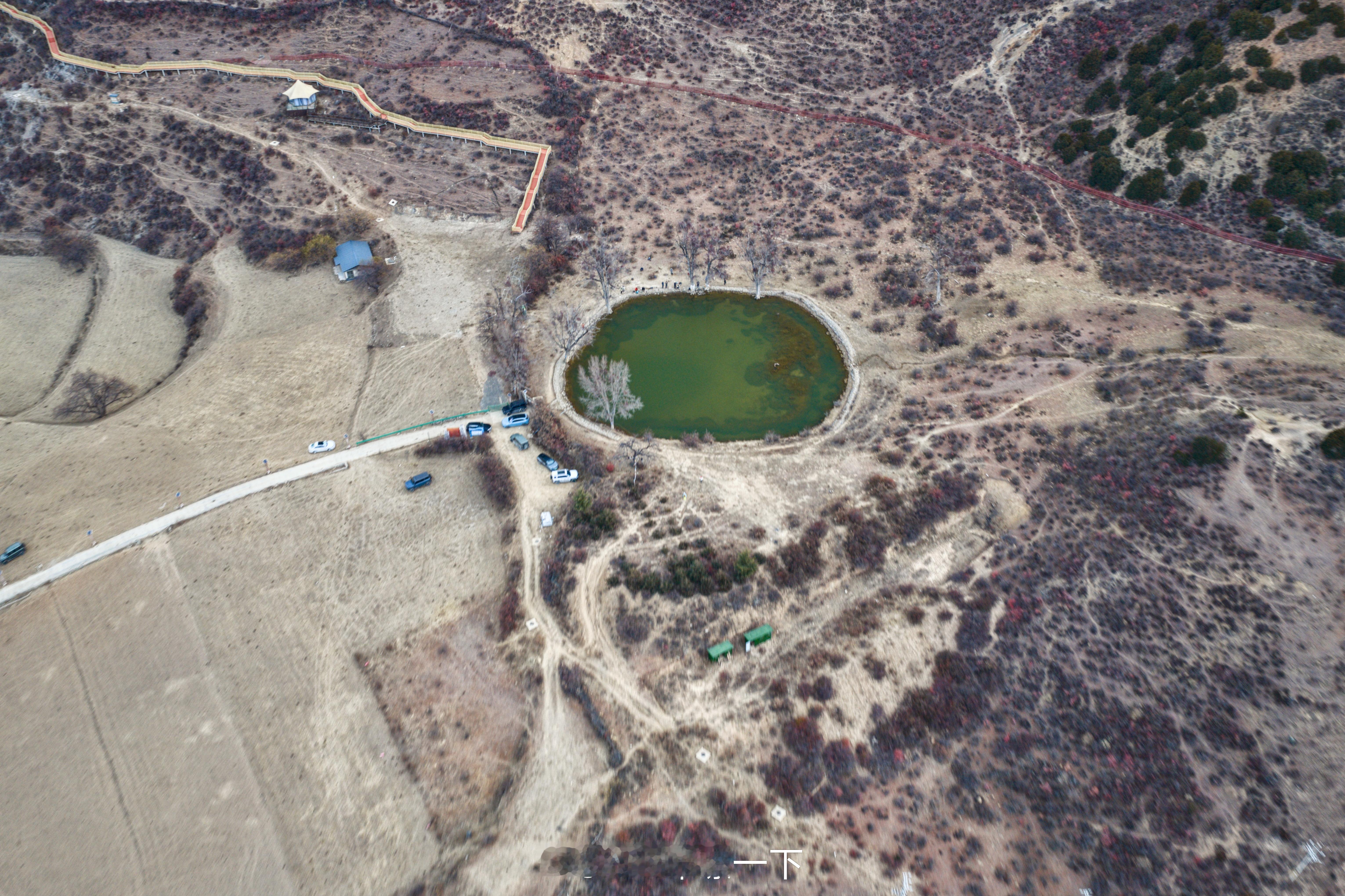 这便是雪达湖，所谓的湖其实就是个塘，在当地说是梅里雪山主峰卡瓦格博的饮马池，上山
