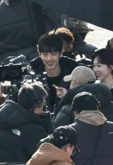 肖战穿超长款羽绒服萌态十足，还暖心脱衣给剧组弟弟，弟弟一穿秒变拖地款，这反差太逗